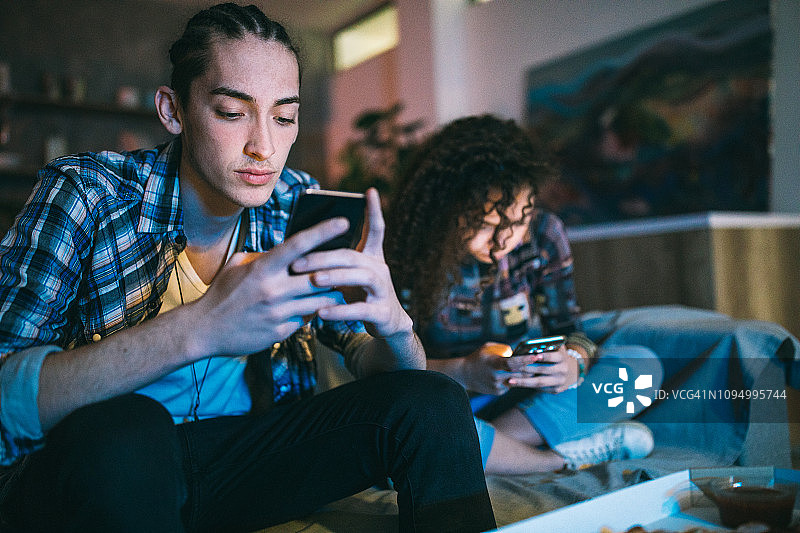 千禧一代沉迷手机图片素材