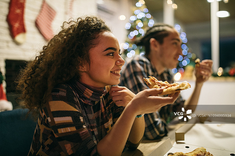 情侣享用披萨图片素材
