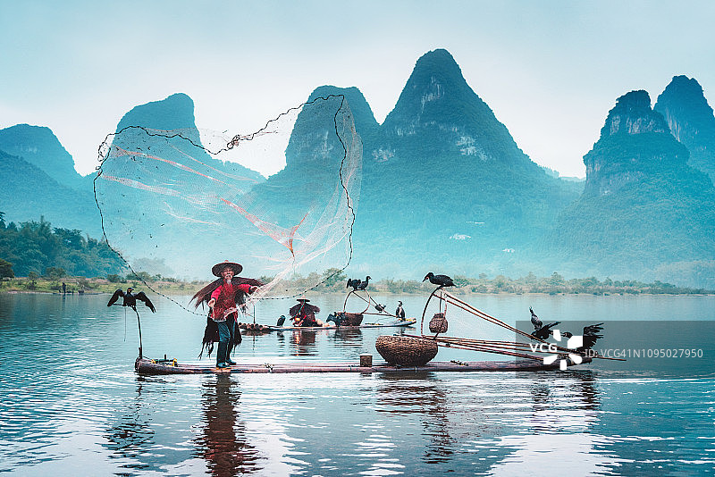 漓江上的传统中国渔民图片素材