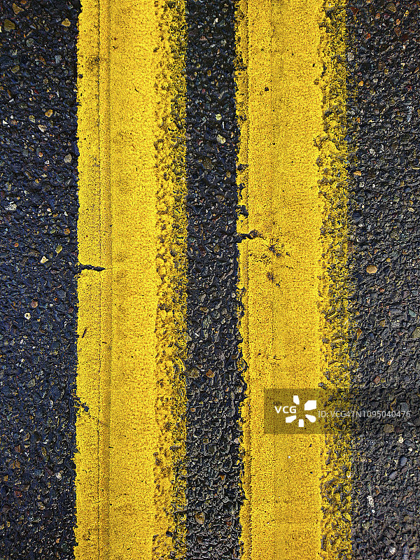铺砌街道上的黄色车道标线图片素材