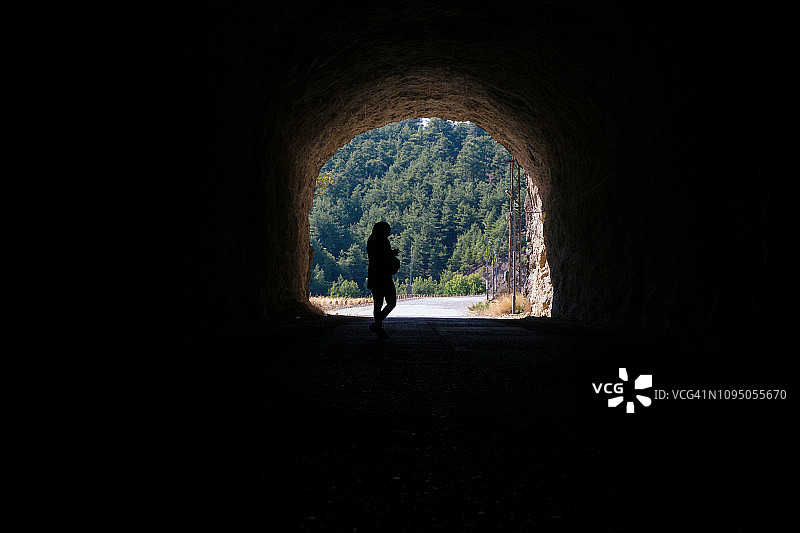 隧道尽头与女人剪影图片素材
