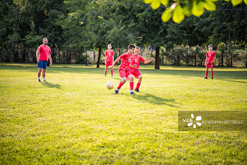 教练观看球员训练图片素材