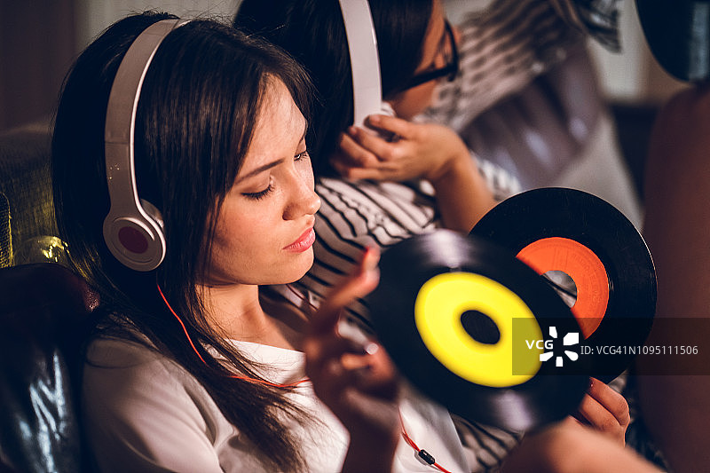 两个女孩听老唱片图片素材