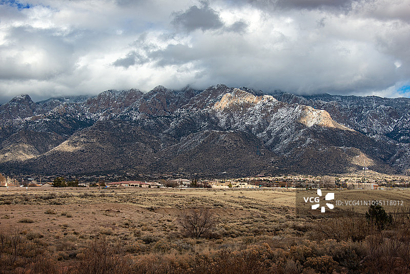 雄伟天空和云彩下的桑迪亚山脉图片素材