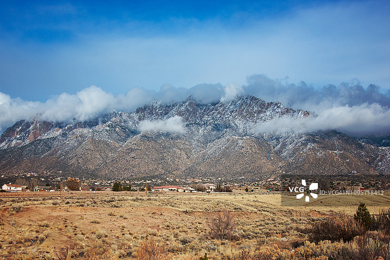 雄伟天空和云彩下的桑迪亚山脉图片素材