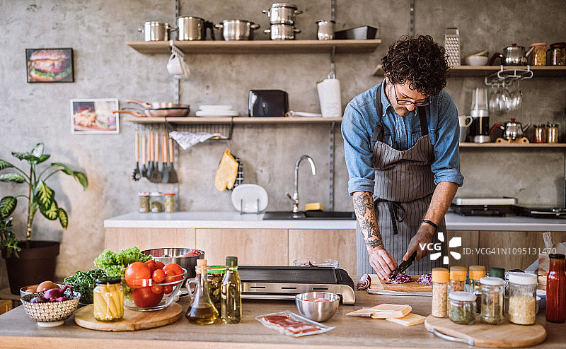 男厨师正在切肉准备制作汉堡图片素材