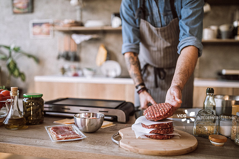厨师制作生汉堡图片素材