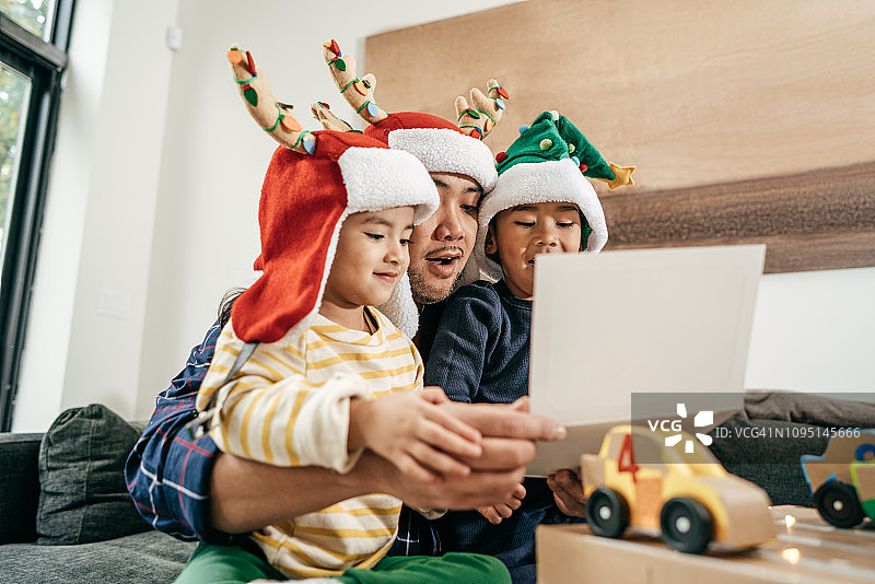 圣诞节假期，爸爸和孩子们在家玩耍图片素材