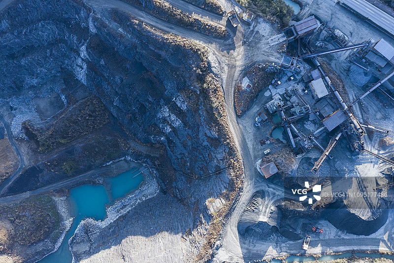 正在平整的土地和大机器图片素材