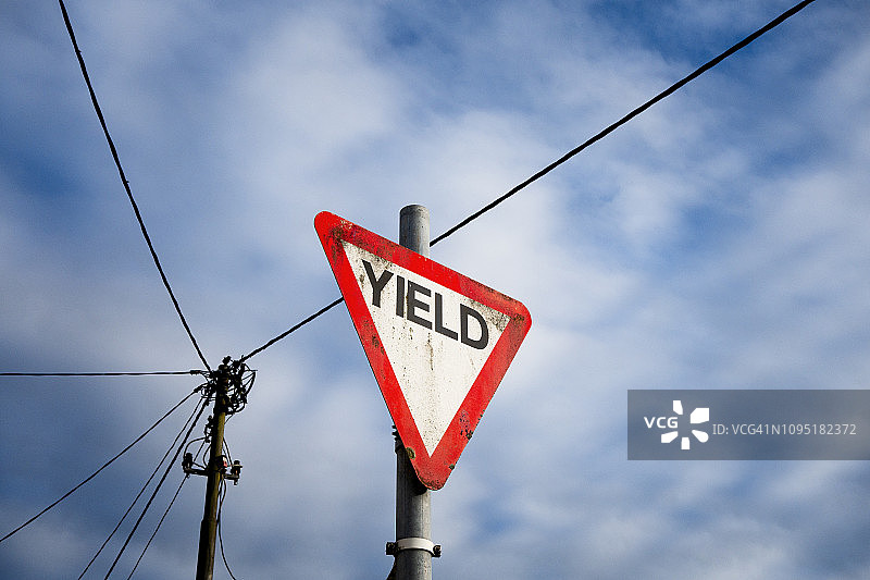 老旧的减速慢行标志图片素材