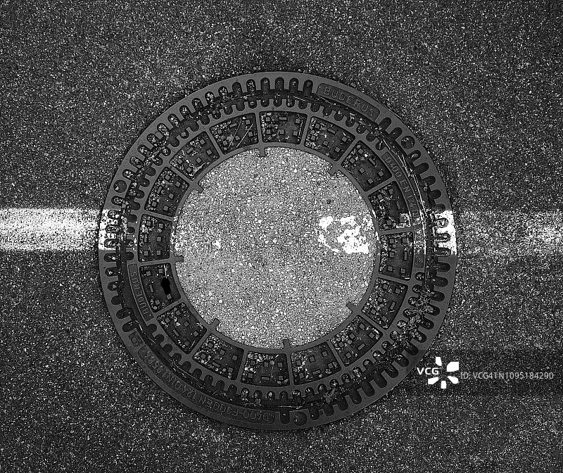 井盖上的条纹图片素材