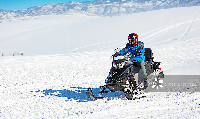 驾驶雪地摩托图片素材