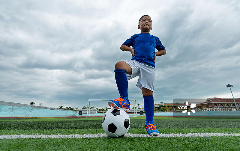 等待开球的年轻足球运动员图片素材