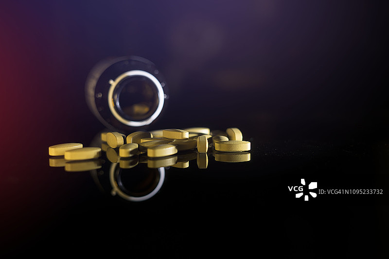 维生素药片和药瓶图片素材