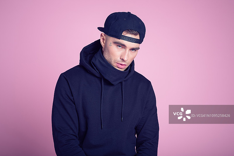 戴着帽衫的说唱歌手肖像图片素材