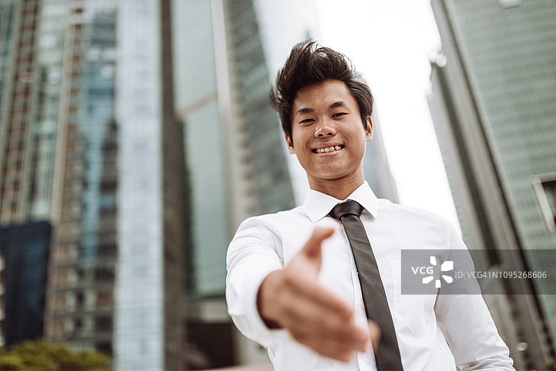 商务人士做出握手姿势图片素材