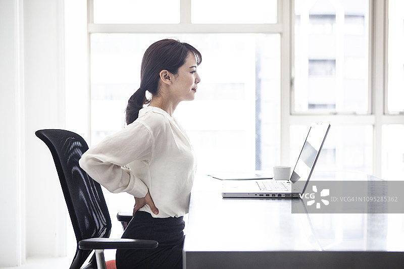 女员工患有腰痛图片素材