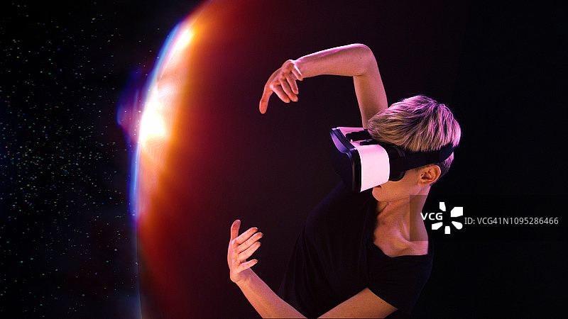 女人使用VR眼镜进行格斗图片素材