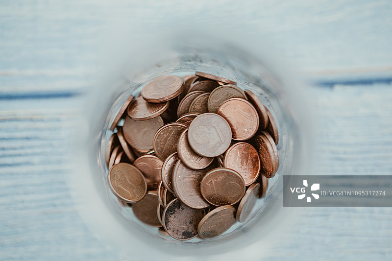 装满欧元货币的储蓄罐。储蓄和捐赠概念图片素材