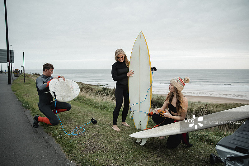 朋友们准备清晨冲浪图片素材