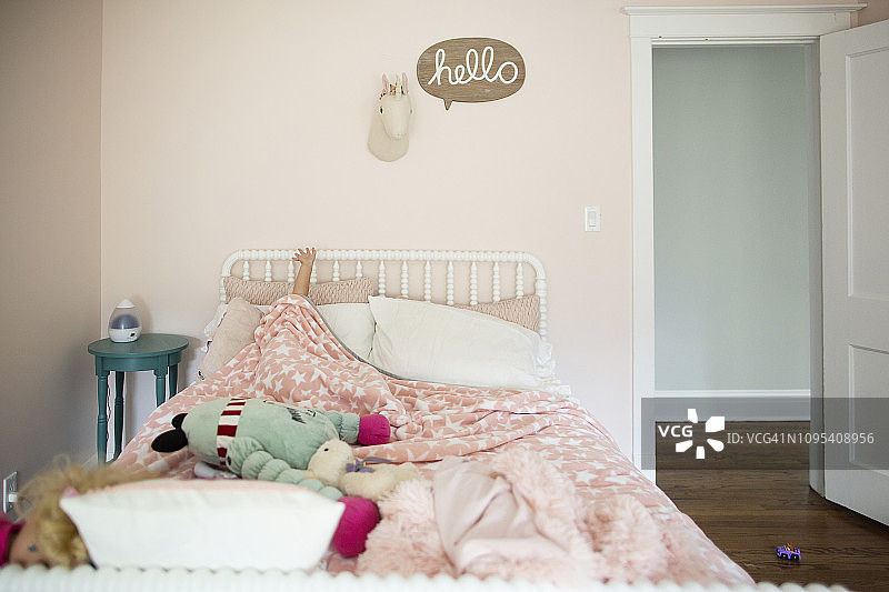 在家躺在床上举手的女孩图片素材