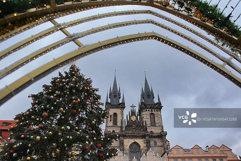 从照相亭看到的圣诞树和泰恩教堂图片素材