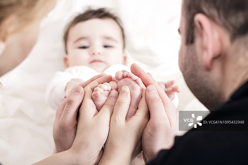 父母手中的婴儿小脚图片素材