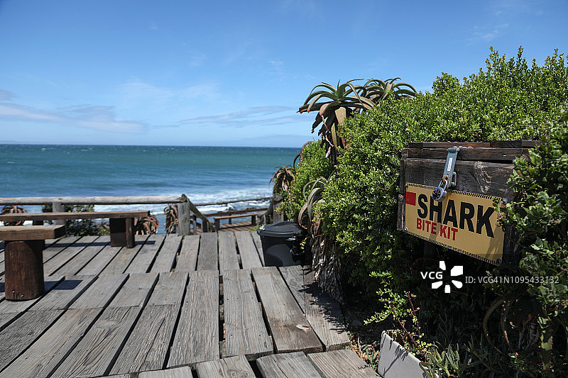 紧急鲨鱼咬伤急救箱图片素材