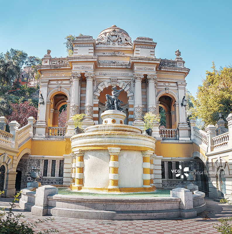 圣卢西亚山露台上的海王星喷泉，智利圣地亚哥图片素材