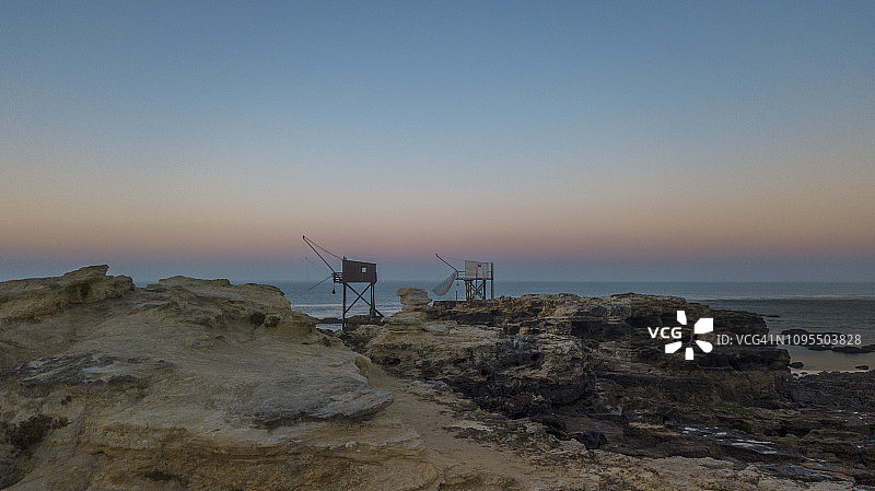 法国大西洋沿岸退潮时渔用木屋的日出航拍（2018年10月，吉伦特河口）图片素材