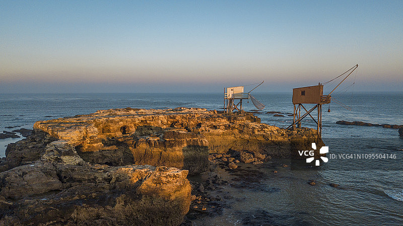 法国大西洋沿岸退潮时渔用木屋的日出航拍（2018年10月，吉伦特河口）图片素材