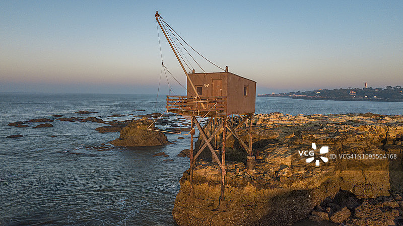 法国大西洋沿岸退潮时渔用木屋的日出航拍（2018年10月，吉伦特河口）图片素材