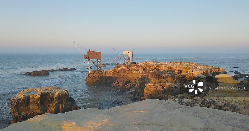 法国大西洋沿岸退潮时渔用木屋的日出航拍（2018年10月，吉伦特河口）图片素材