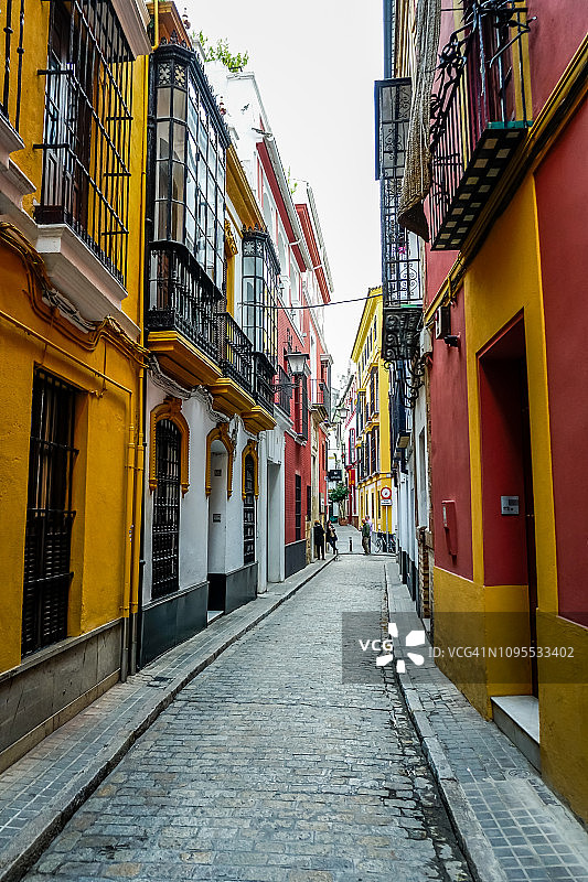 塞维利亚古镇的狭窄街道图片素材