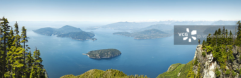 阳光明媚的日子里豪湾全景与孤独的女性旅行者图片素材