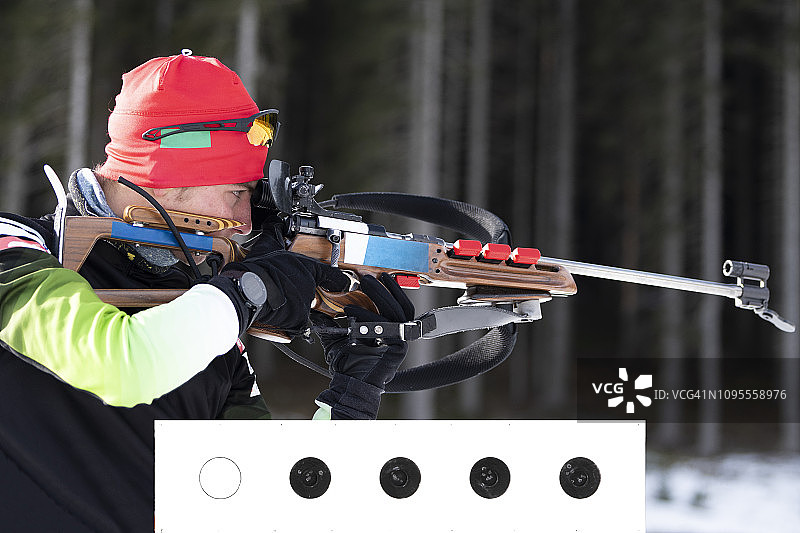 年轻男子冬季两项射击训练图片素材