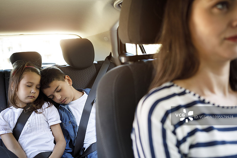 在车里睡觉的兄弟姐妹图片素材