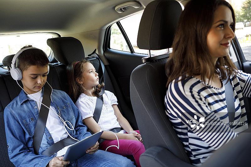 母亲和孩子们一起开车兜风图片素材