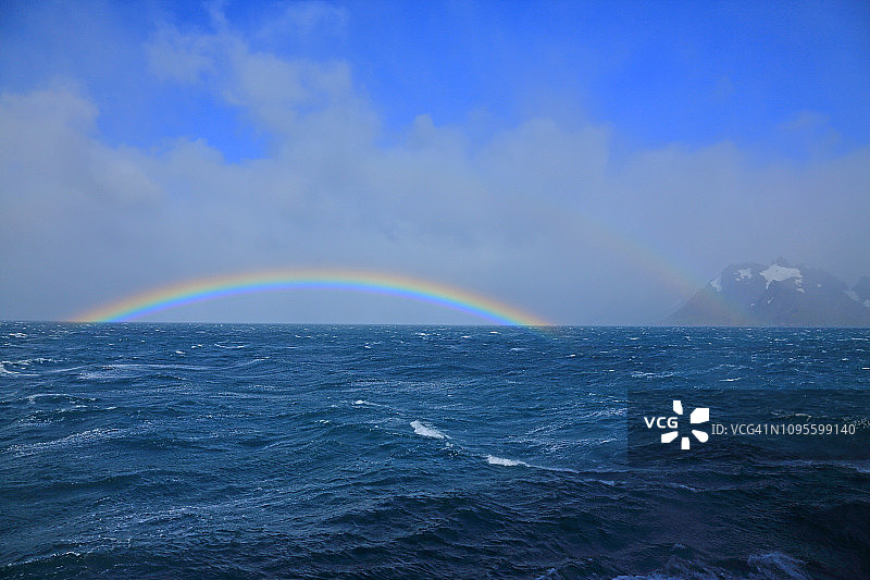 南乔治亚岛德里加尔斯基峡湾入口附近的彩虹图片素材