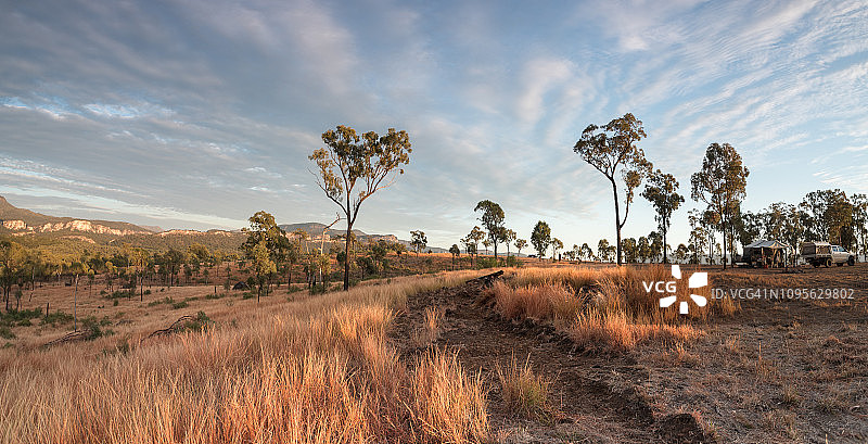 昆士兰卡那封峡谷四驱露营车偏僻小路日出图片素材