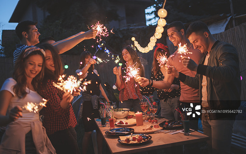 朋友们在后院举行晚宴图片素材