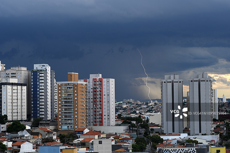 雷暴和黑暗的天空图片素材