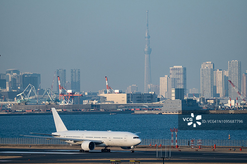 在日本东京羽田国际机场（HND）起飞的飞机图片素材