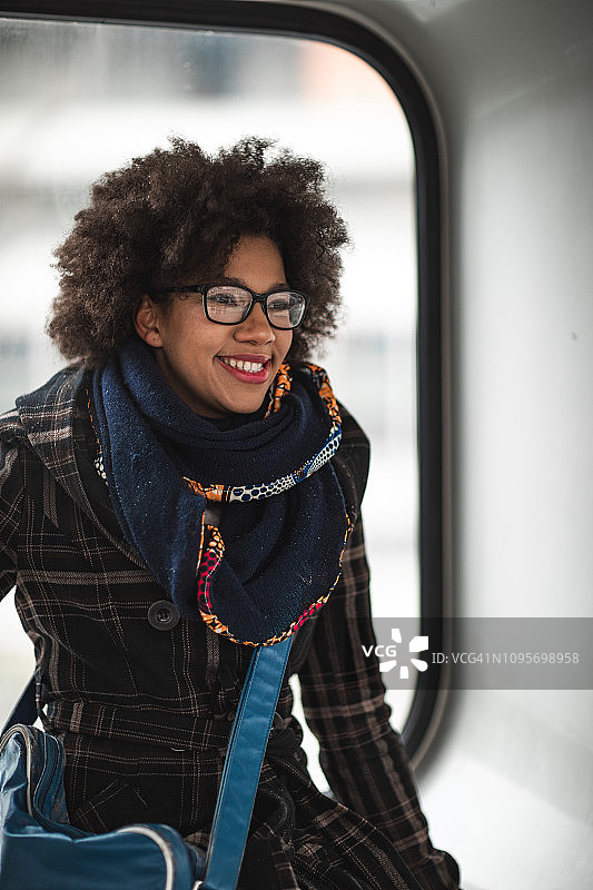 在火车站的年轻漂亮女子图片素材