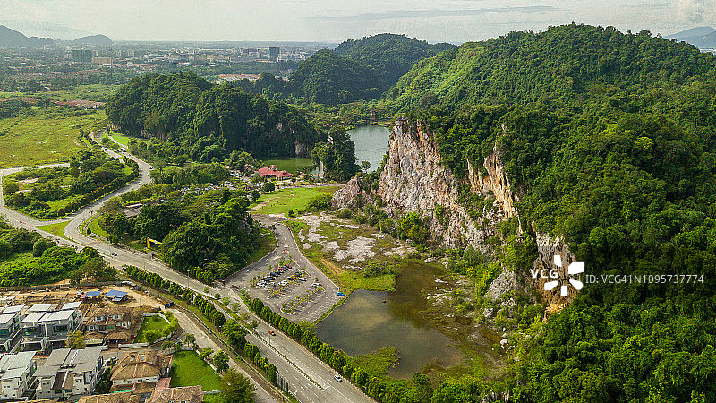 城镇中的山脉全景图片素材