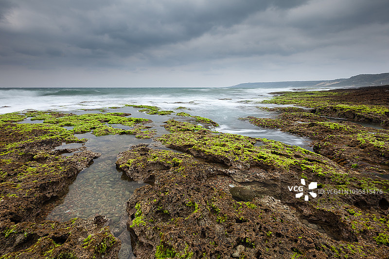 暴风雨中的珊瑚礁图片素材