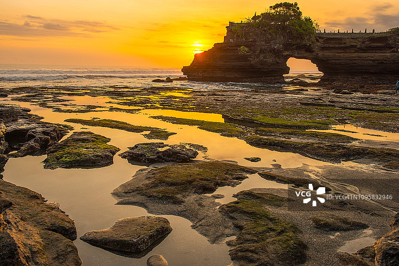 巴厘岛巴图博龙寺日落低潮景色图片素材