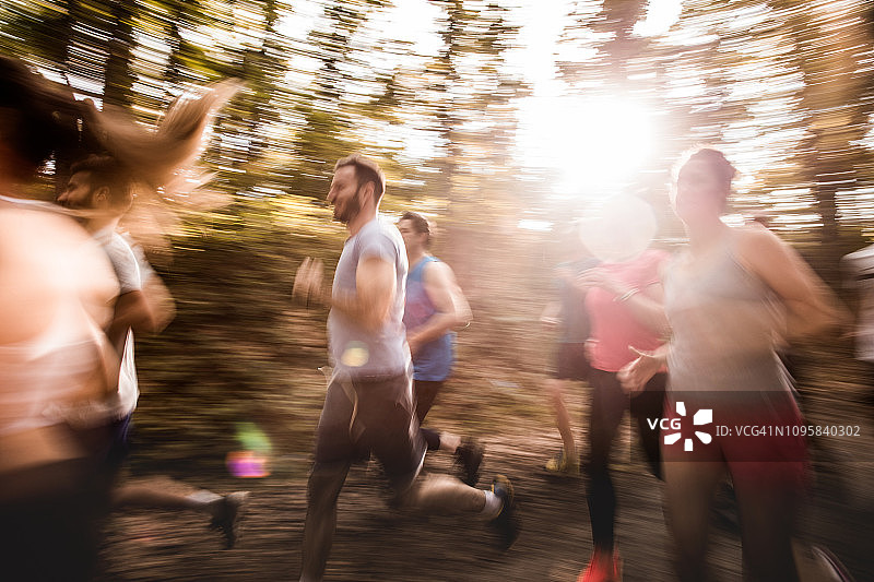 人们在自然中跑马拉松的模糊影像图片素材