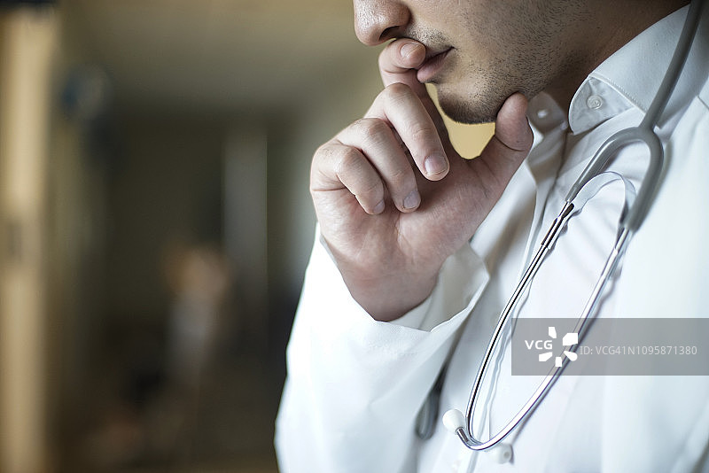 沉思的医生手托下巴图片素材