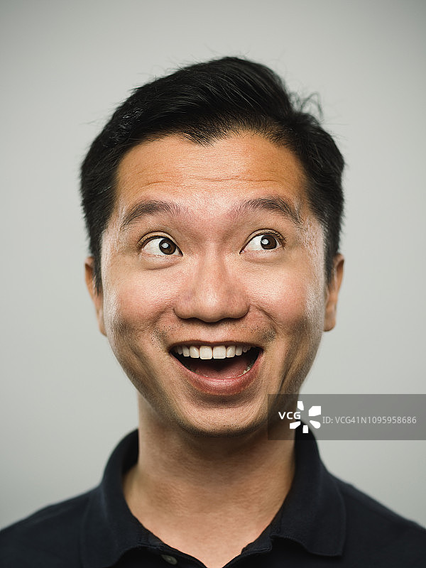 表情非常兴奋地环顾四周的中国男人图片素材